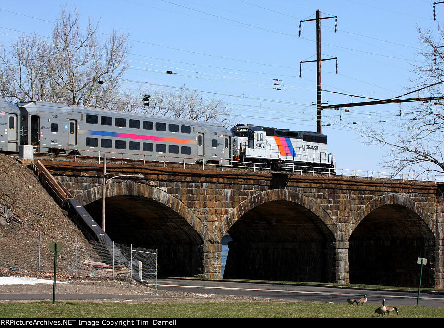 NJT 4302 on shop move